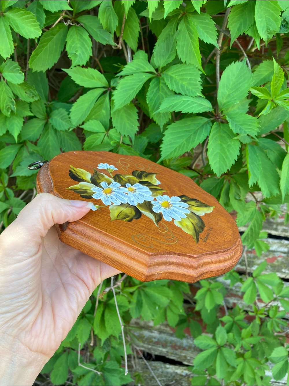 Vintage 1979 Hand-Painted Cottagecore Wooden Wall Plaque w/ White Daisies - Picture 4 of 7